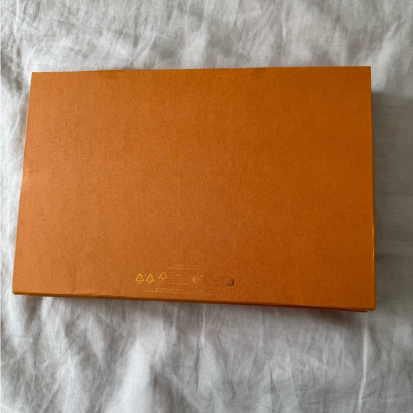 Authentic LOUIS VUITTON Empty Magnetic Gift Box
12 X 8 X 2 - Picture 4 of 8